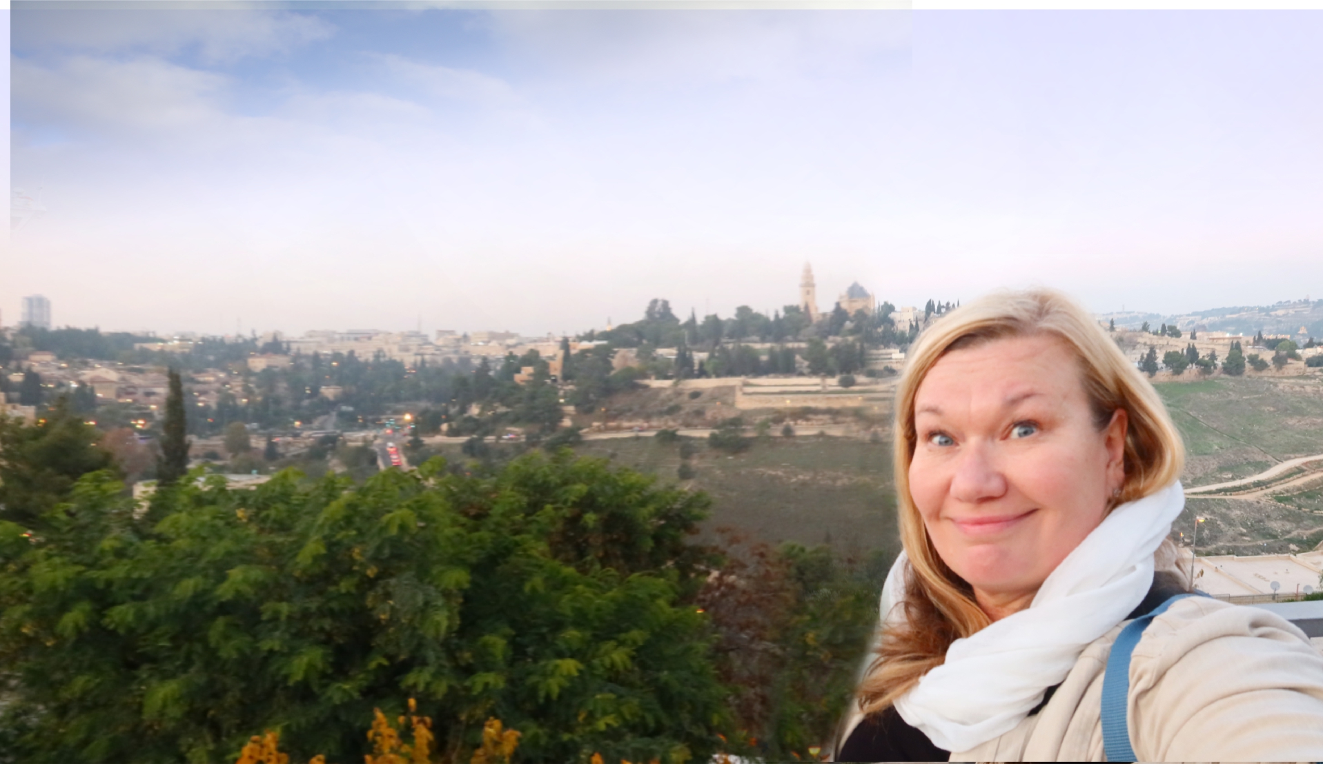 Heidi Tohmola Jerusalemissa 2018, Etualalla Heidin kasvot, taustalla kaukaisella kukkulalla näkyy kaupunki