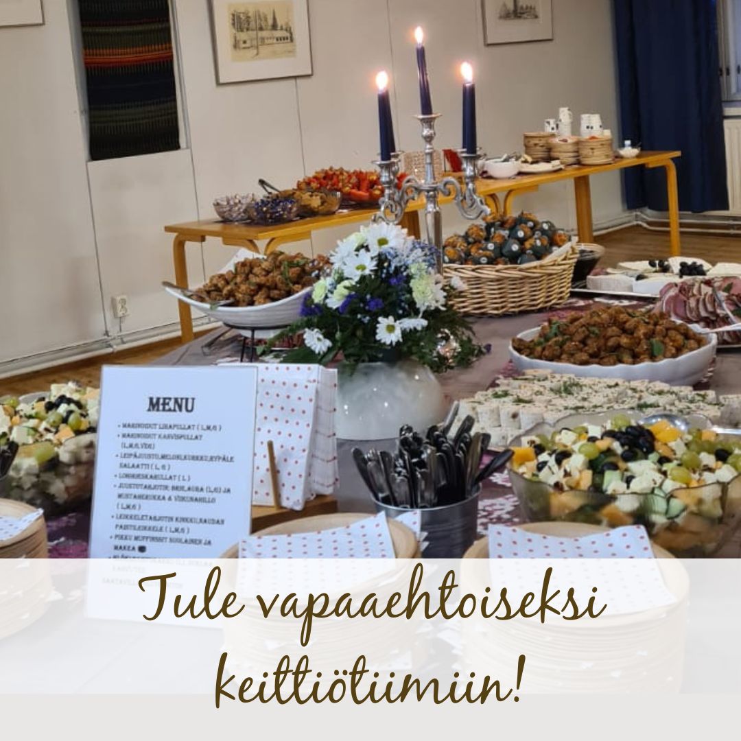 Juhlapöytä ja menu, salaatteja, makeaa, kynttilät palamassa kynttelikössä. Kuva Kirkonkylän seurakuntakodilta.