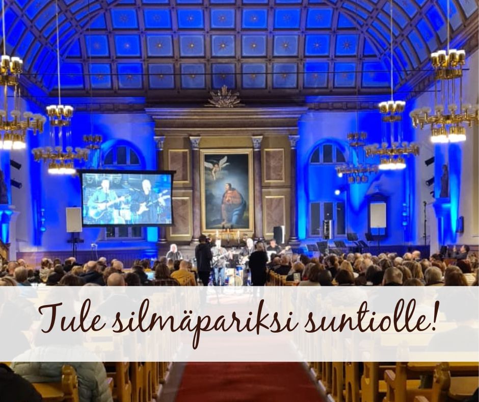 Konsertti Kangasalan kirkossa. Siniset valot, paljon yleisöä.