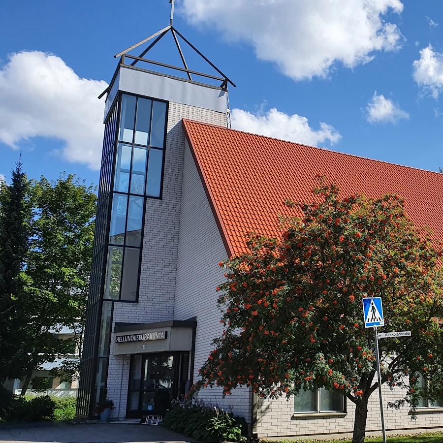 Kuva Helluntaiseurakunnan rakennuksesta. Tämän kirkon tornissa on lasikatto ja isot lasi-ikkunat.
