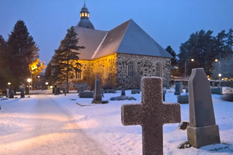 Kangasalan kirkko talvella.