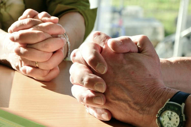 Kahdet rukoilevat kädet.