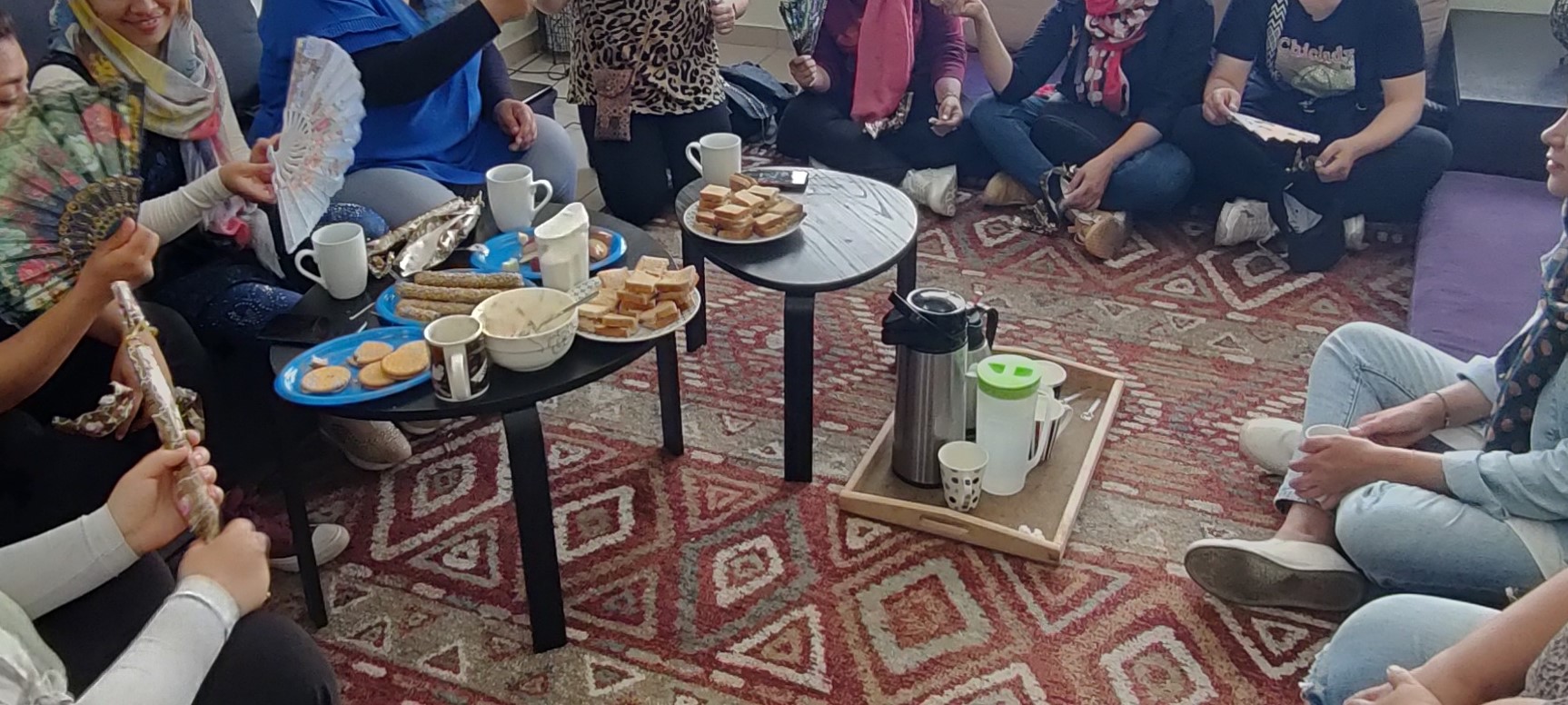 Raamattupiiriin on kokoontunut naisia nauttimaan teestä ja kekseistä