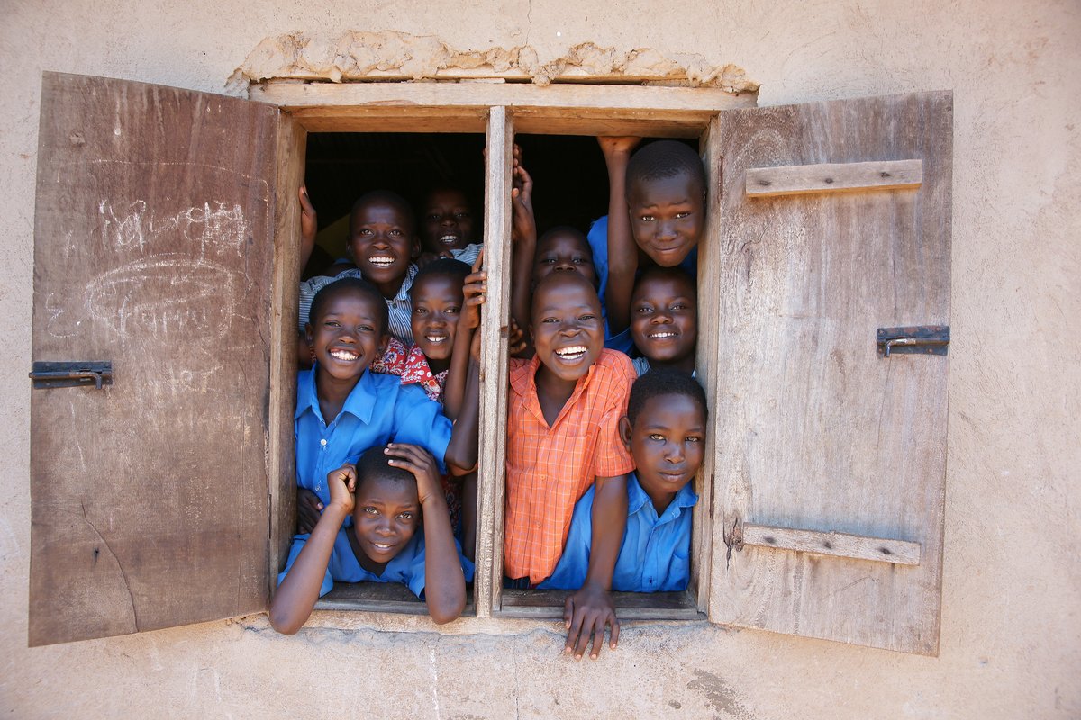 Afrikkalaisia lapsia kurkistaa ikkunasta.
