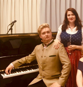 Niilo ja Heidi Rantala pianon ääressä.