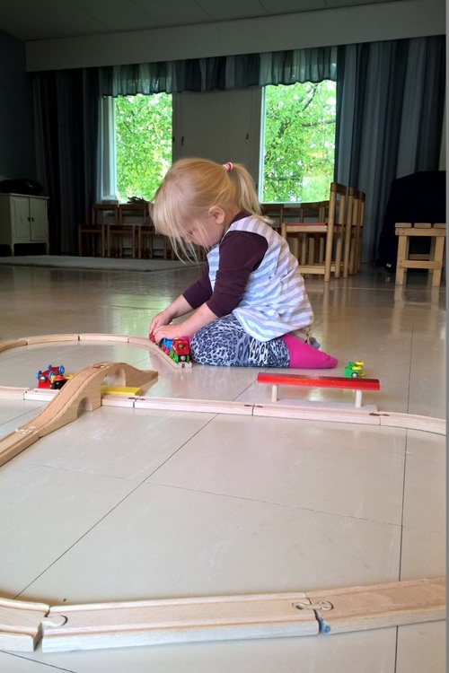 Lapsi leikkii junaradalla