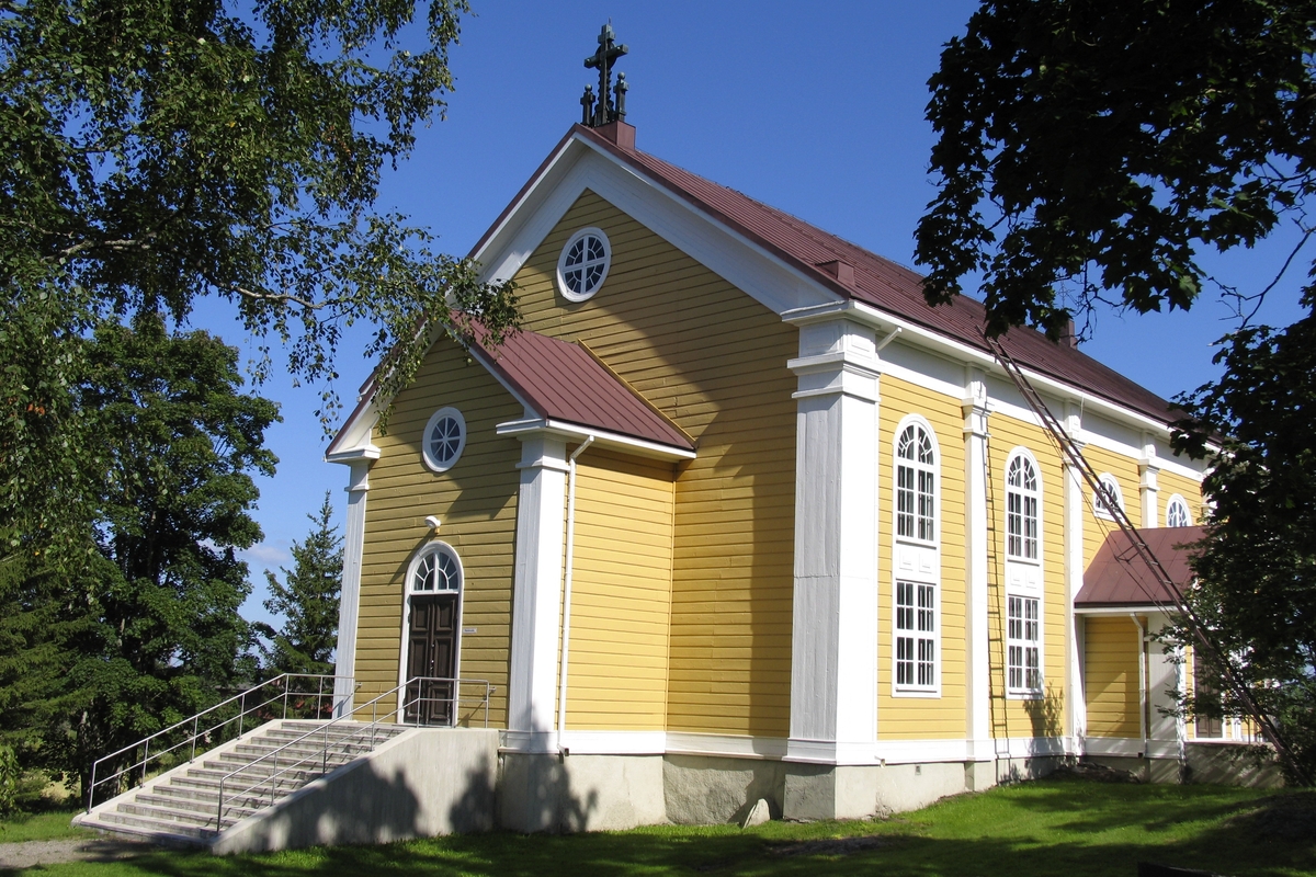 Kangasalan kirkon julkisivua.