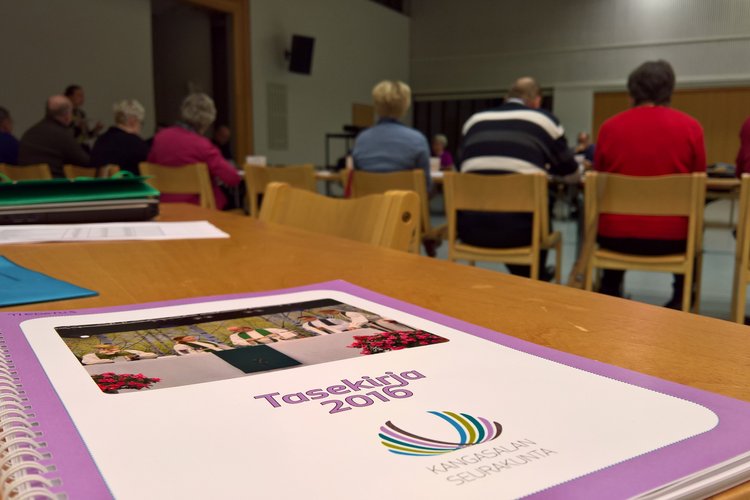 Kangasalan seurakunnan violetti tasekirja 2016 pöydällä