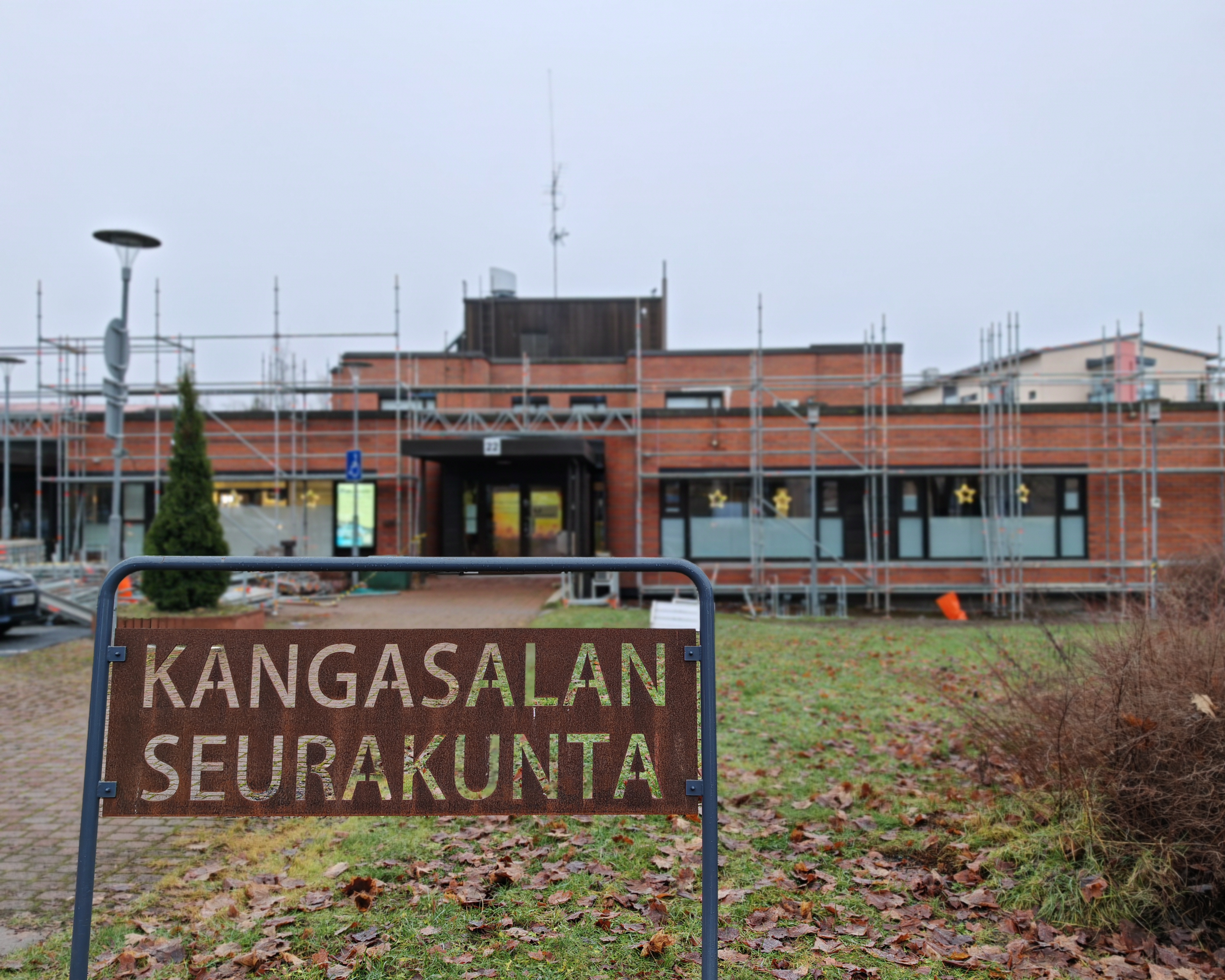 Valokuva seurakuntatoimiston julkisivusta.