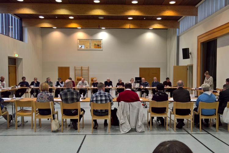 Luottamushenkilöitä kokouksessa Suoraman seurakuntakeskuksessa.