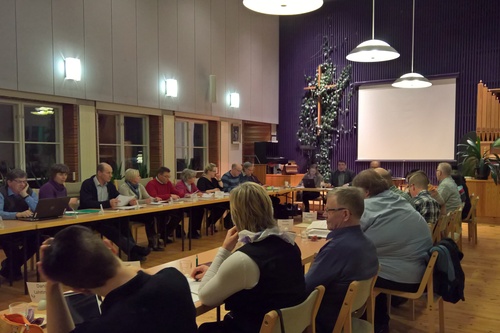 Kirkkovaltuusto koolla kokouksessa Kirkonkylän seurakuntatakodissa.