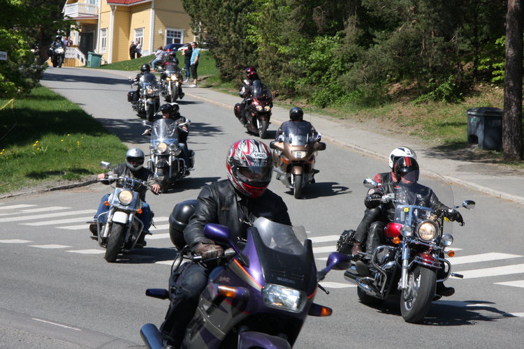 Motoristit yhteislähtössä lähdössä Vehoniemelle
