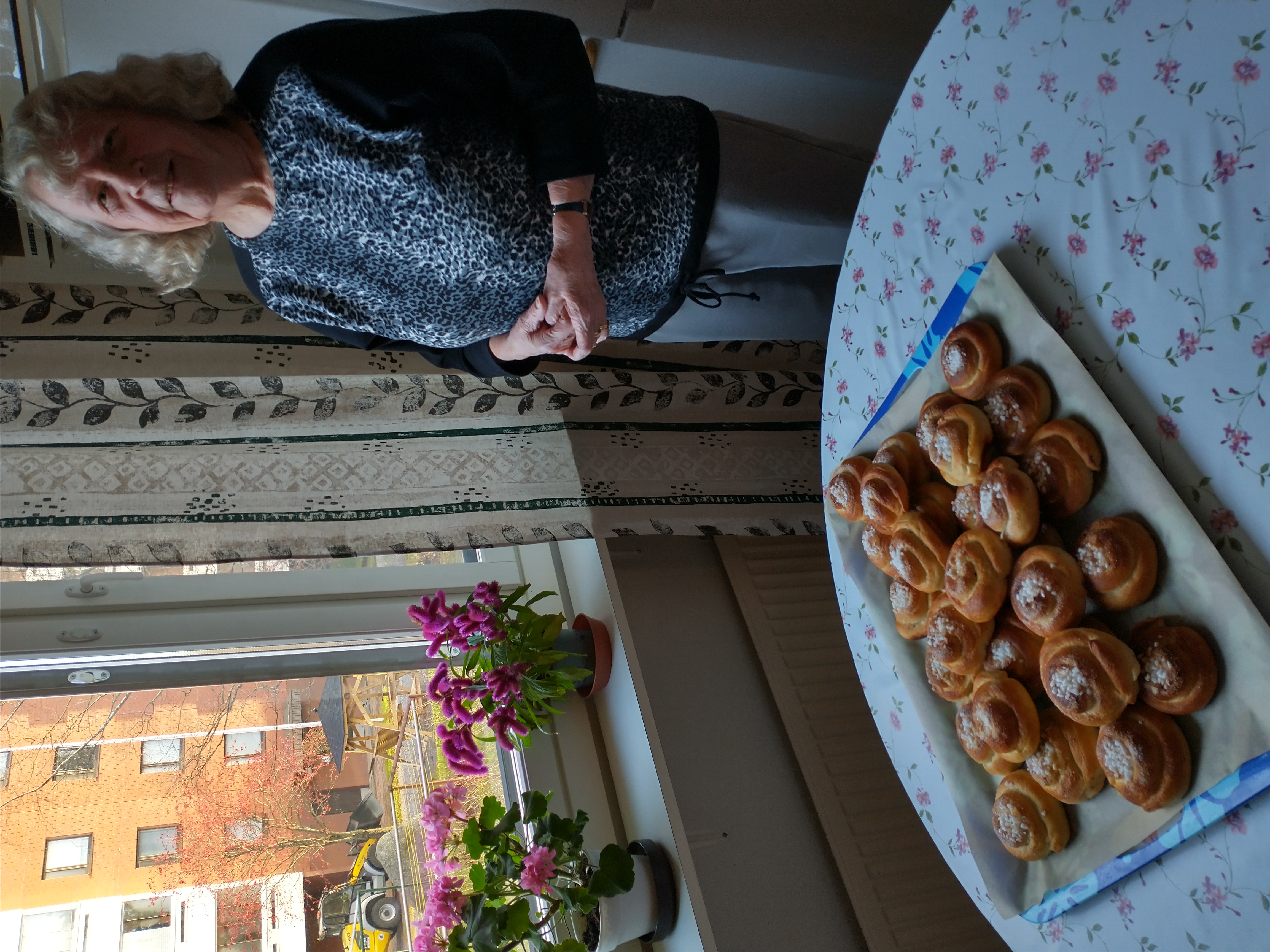 Kun astuu kangasalalaisen Seija Nenosen, 88, kotiovesta sisään, huumaa tuoreen pullan tuoksu. Täällä on lei...